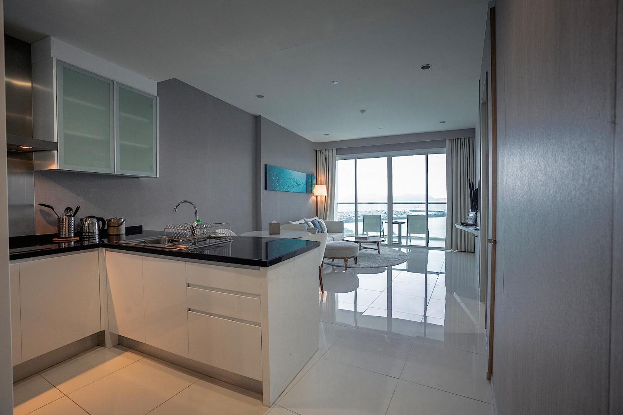 Movenpick Residences Pattaya With Ocean View Na Chom Thian Esterno foto