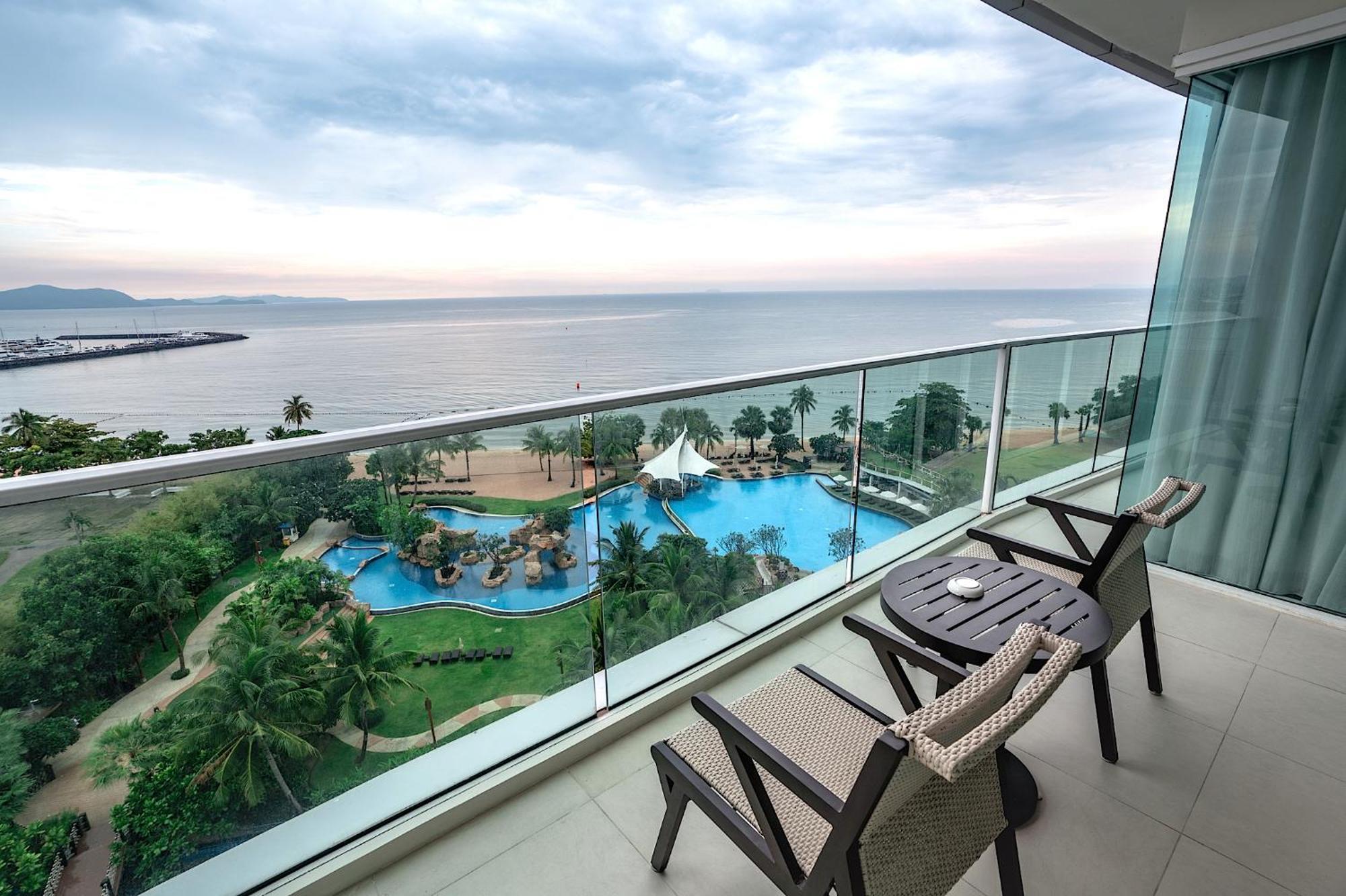 Movenpick Residences Pattaya With Ocean View Na Chom Thian Esterno foto