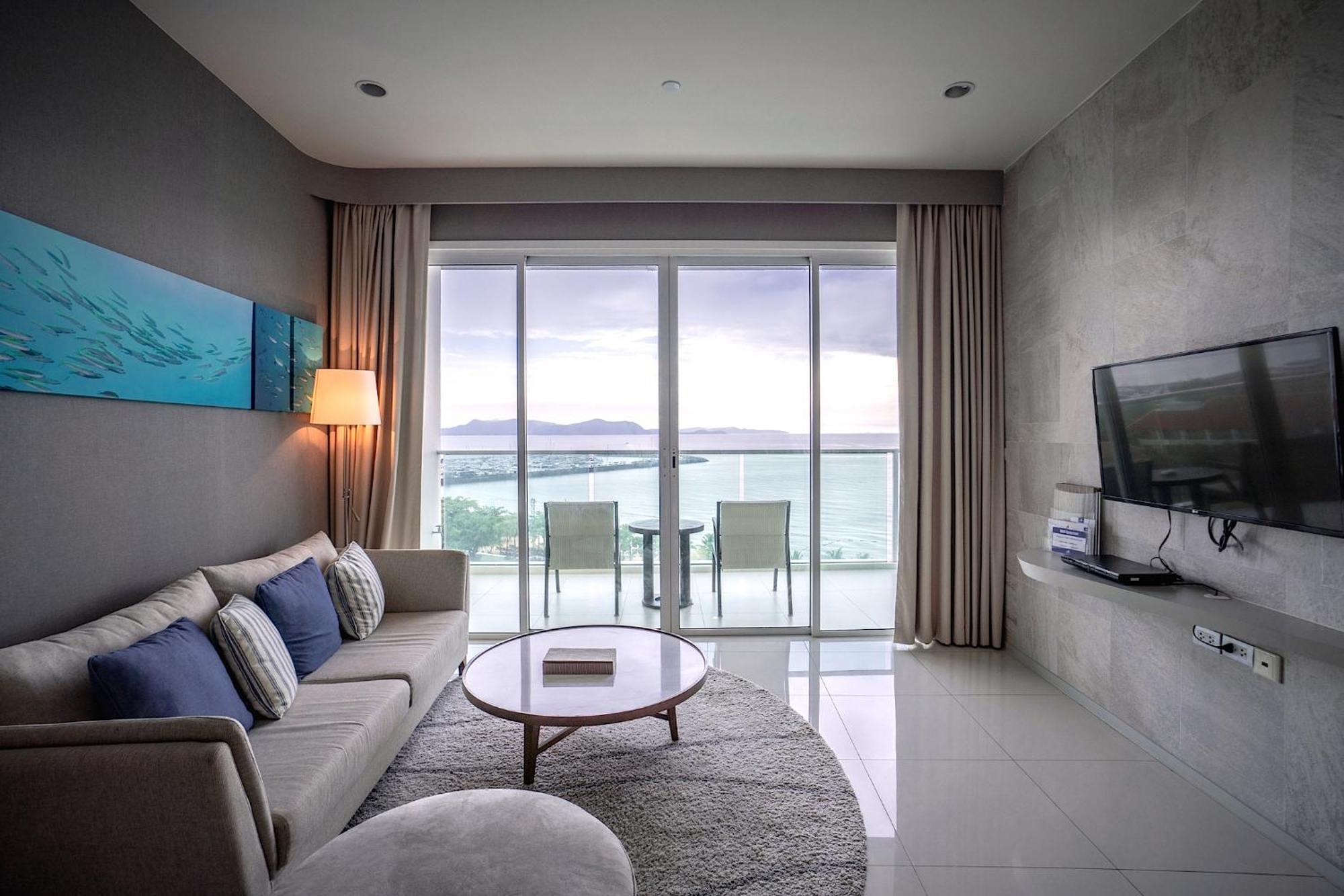 Movenpick Residences Pattaya With Ocean View Na Chom Thian Esterno foto