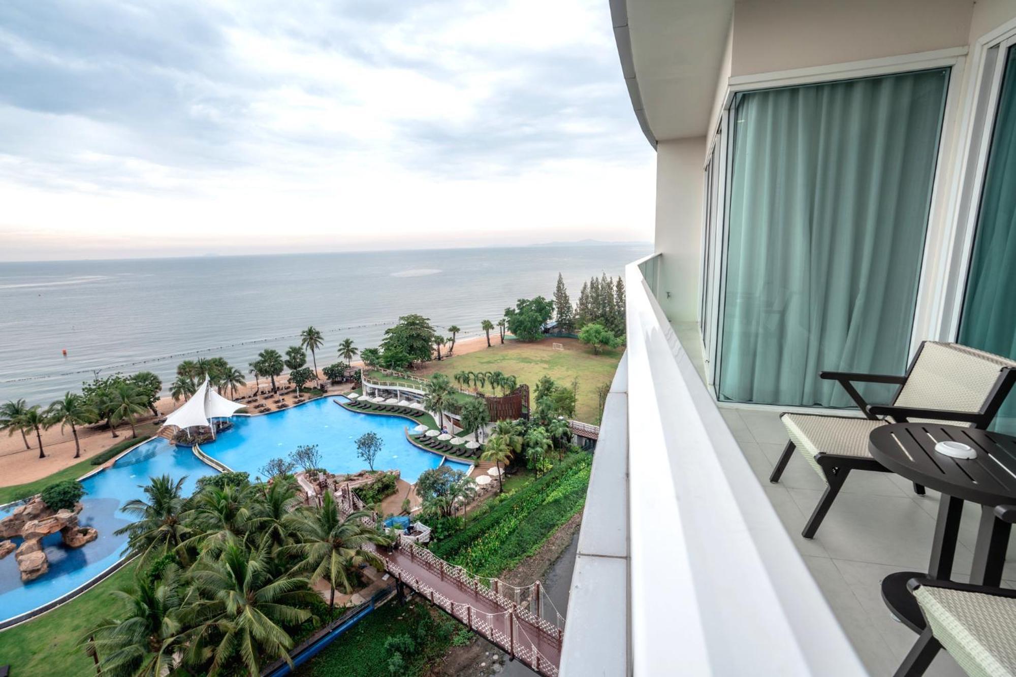 Movenpick Residences Pattaya With Ocean View Na Chom Thian Esterno foto