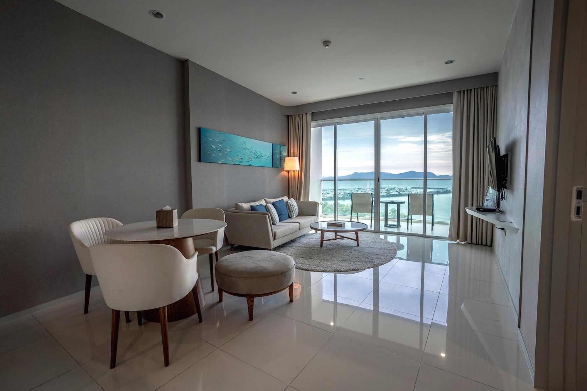 Movenpick Residences Pattaya With Ocean View Na Chom Thian Esterno foto