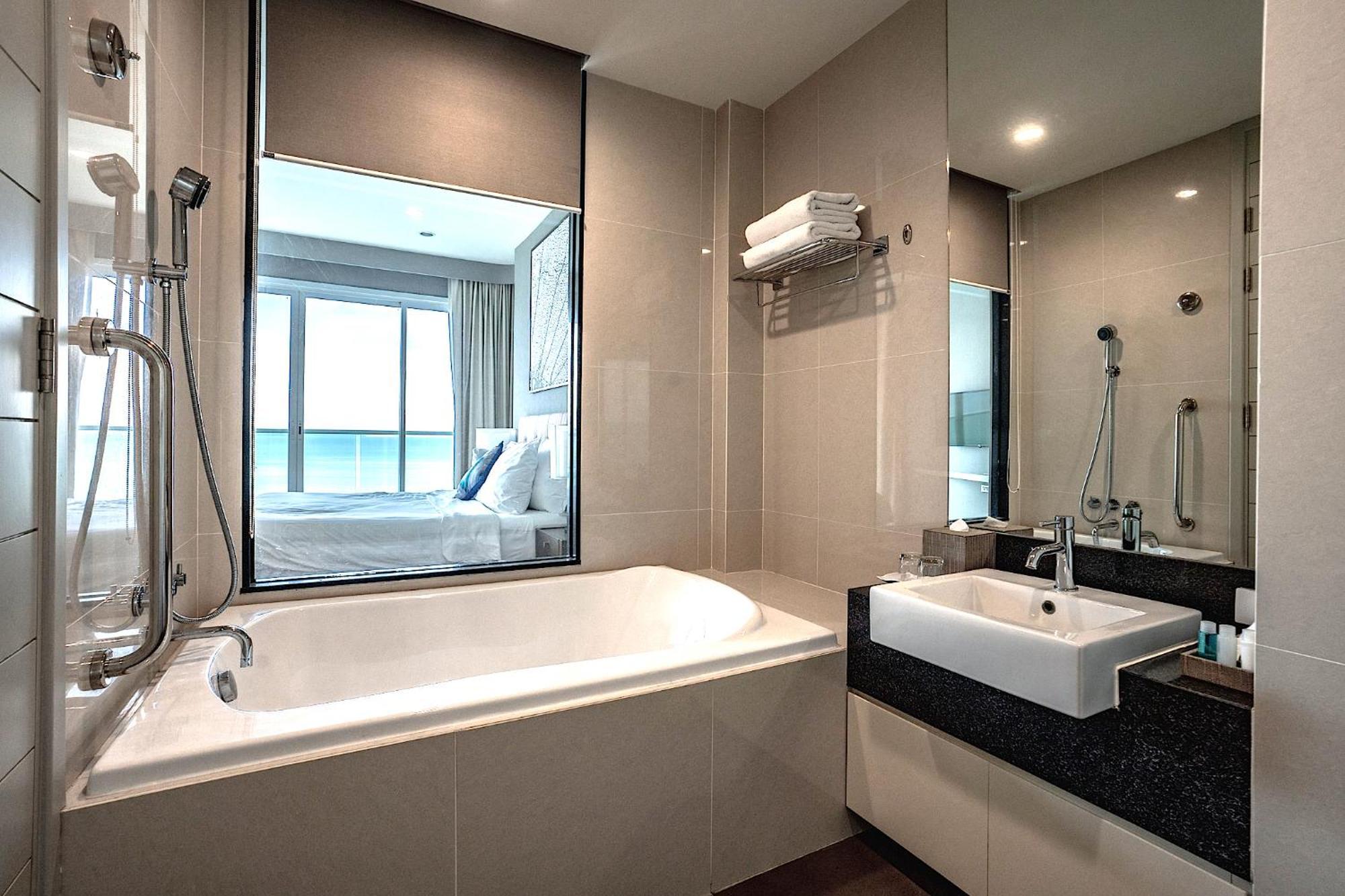 Movenpick Residences Pattaya With Ocean View Na Chom Thian Esterno foto