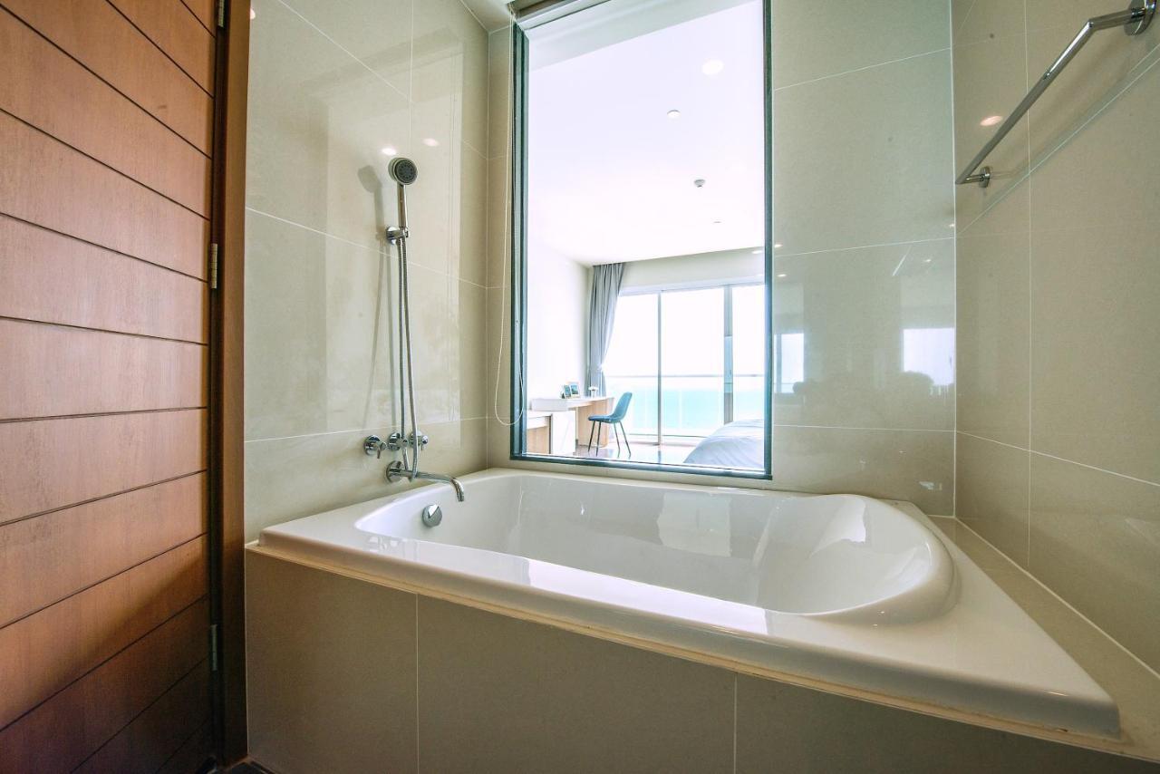 Movenpick Residences Pattaya With Ocean View Na Chom Thian Esterno foto