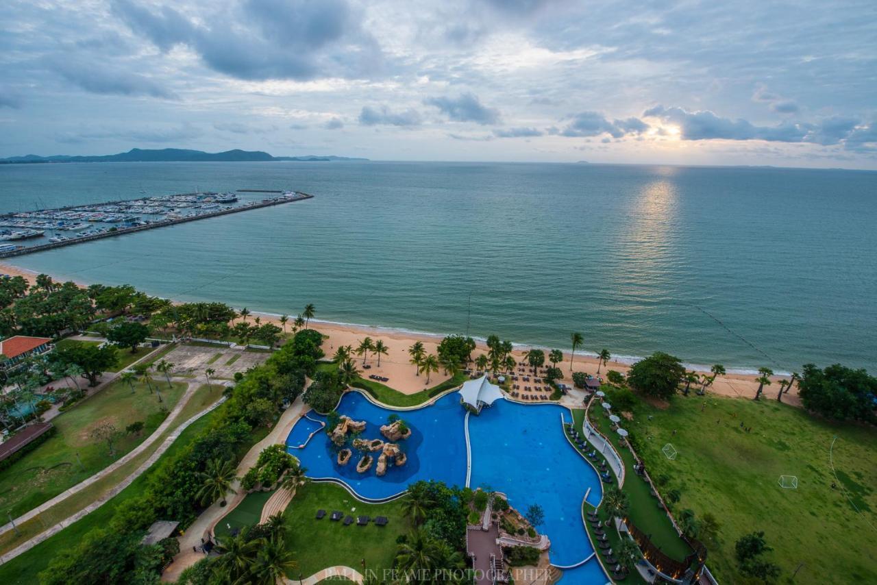 Movenpick Residences Pattaya With Ocean View Na Chom Thian Esterno foto